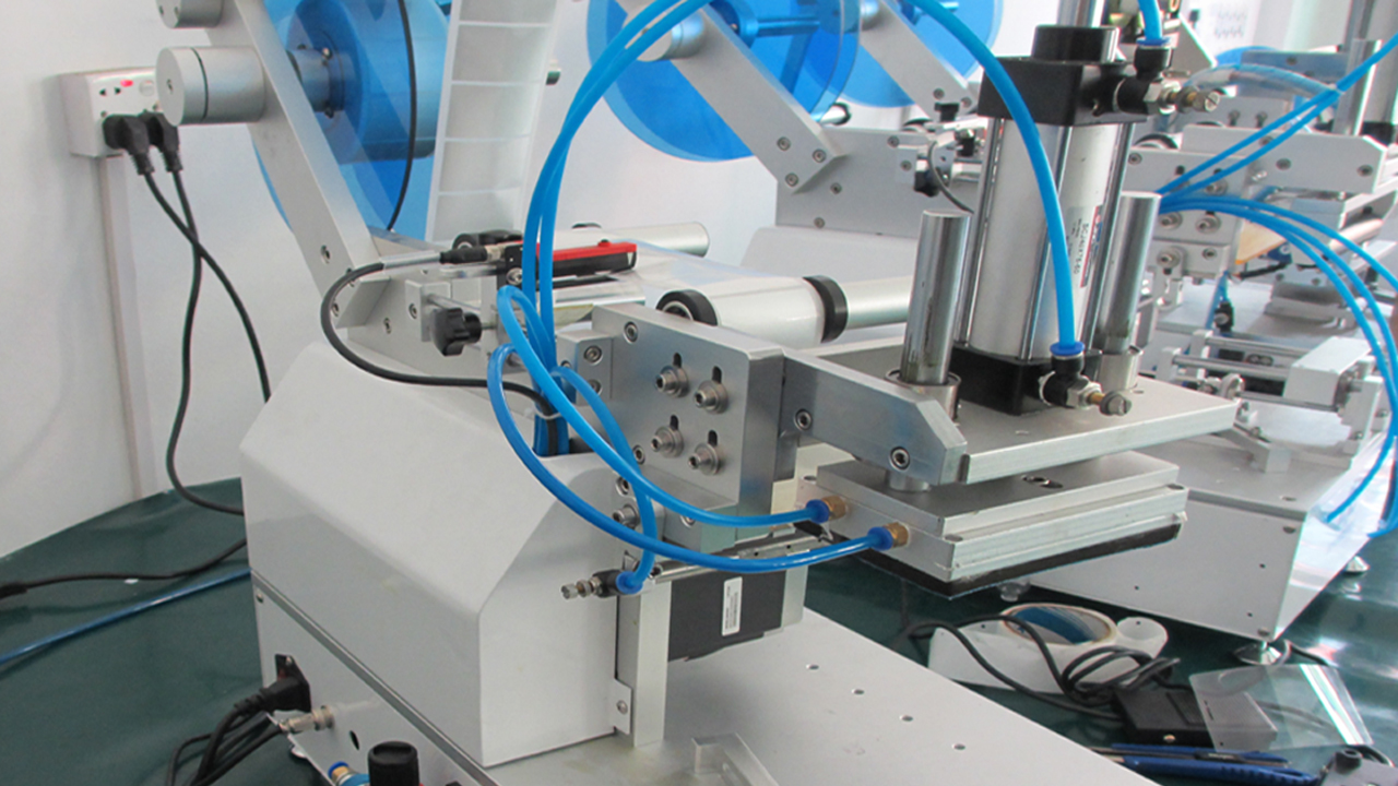 Mesin Pelabelan Kantong Plastik Spout Bags Semi Otomatis Untuk Permukaan Datar