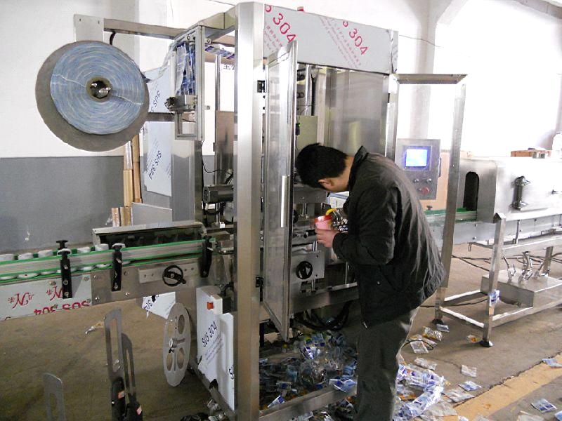 sleeve labeling machine with shrink tunnel Mesin pelabelan selongsong susut otomatis China untuk penggunaan sehari-hari