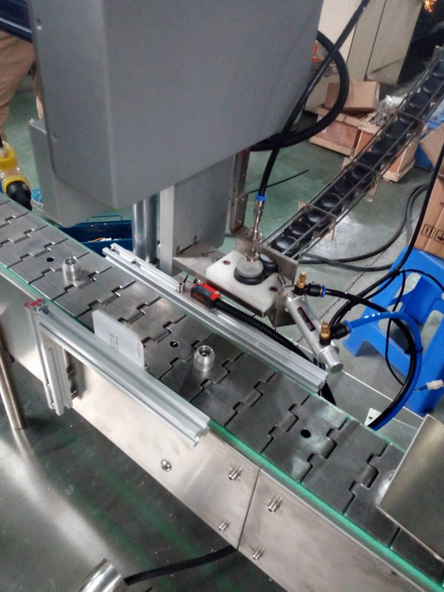 gambar robot topi makan.jpg