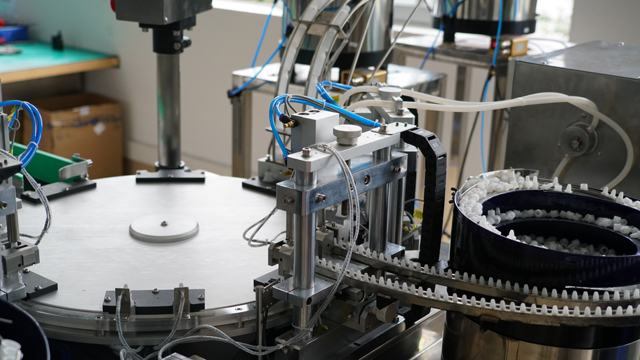 ROTARY mengisi cairan elektronik ke dalam botol plastik.jpg