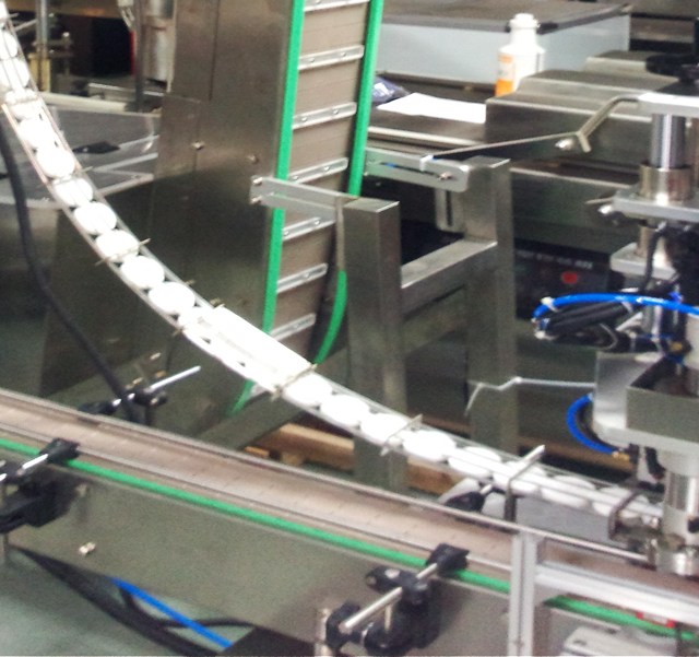 toples mengangkat makanan.jpg