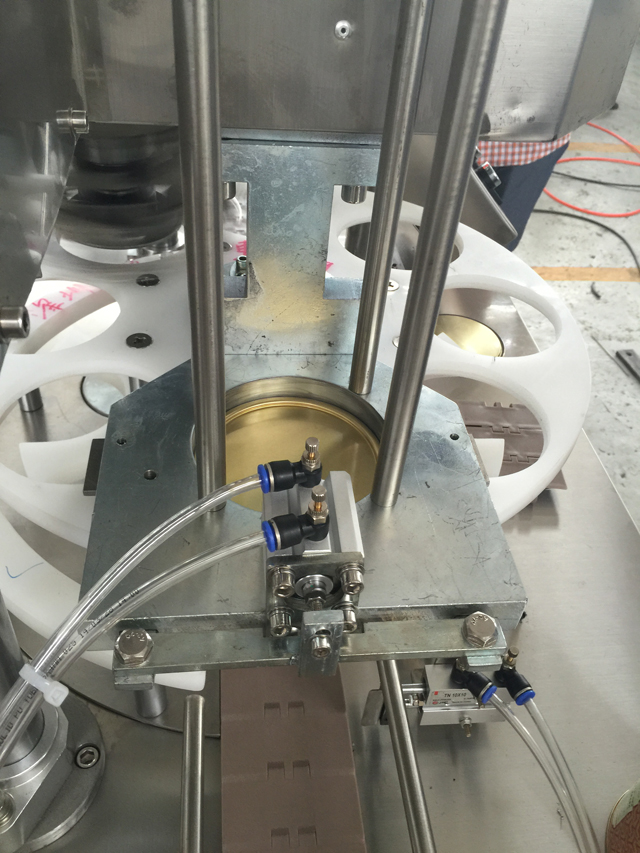 mesin penyegel kaleng.jpg