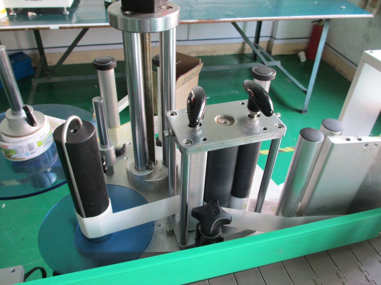 round bottle labeler Flaschen Etikettiermaschine LABEL KALENG BULAT ETIKETTIERMASCHINE.jpg