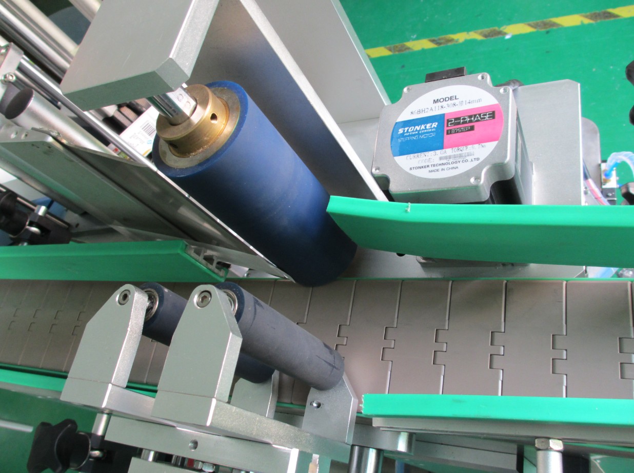 PLC controlling system bottle labeling machine PERALATAN LABEL BOTOL PLC2.jpg