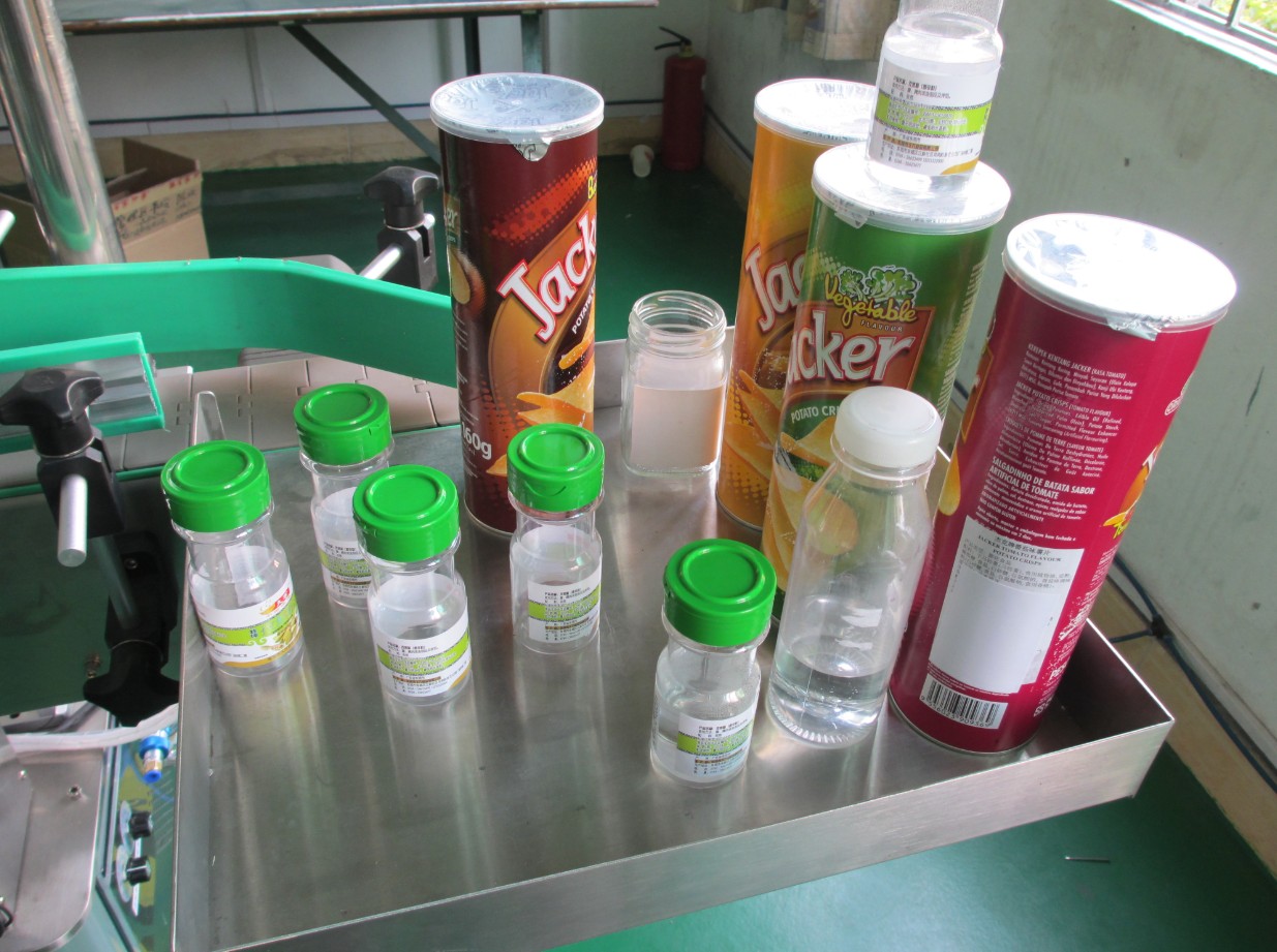 automatic vertical round bottle labeling equipment LABEL KALENG BULAT ETIKETTIERMASCHINE.jpg