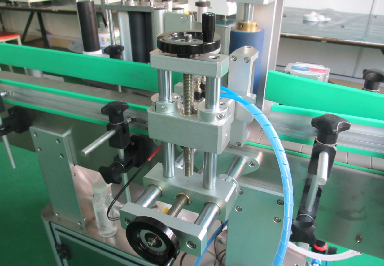 labeling machine with positioning system PERALATAN PELABELAN BOTOL PLC.jpg