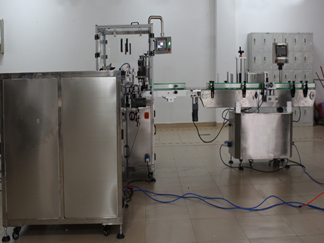 Botol yang disusun untuk jalur E-liquid.jpg