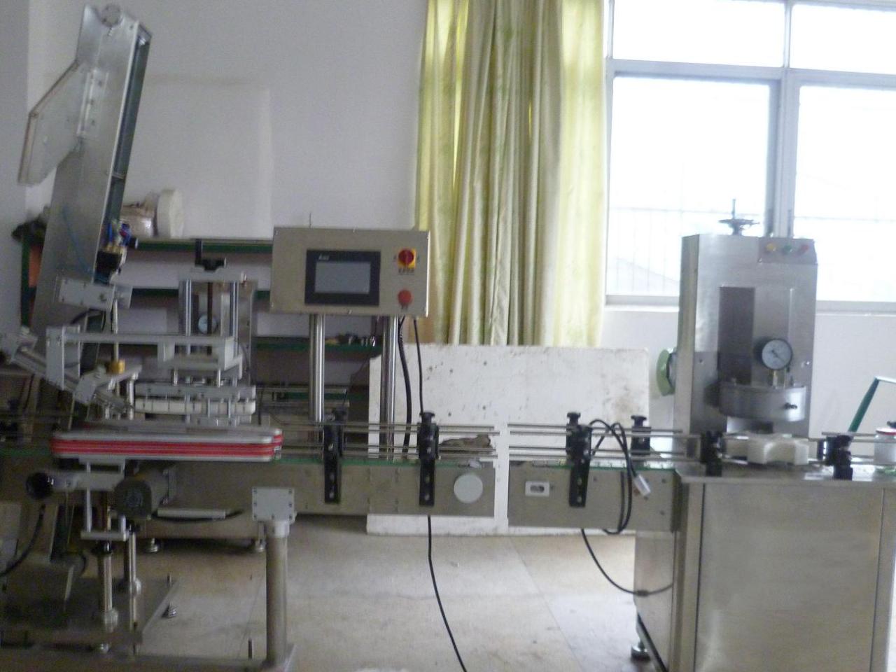 vacuum capping machine with cap placement penutup vakum untuk toples kaca.JPG