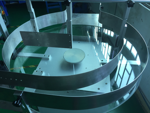 meja bundar untuk memberi label pada botol susu.jpg