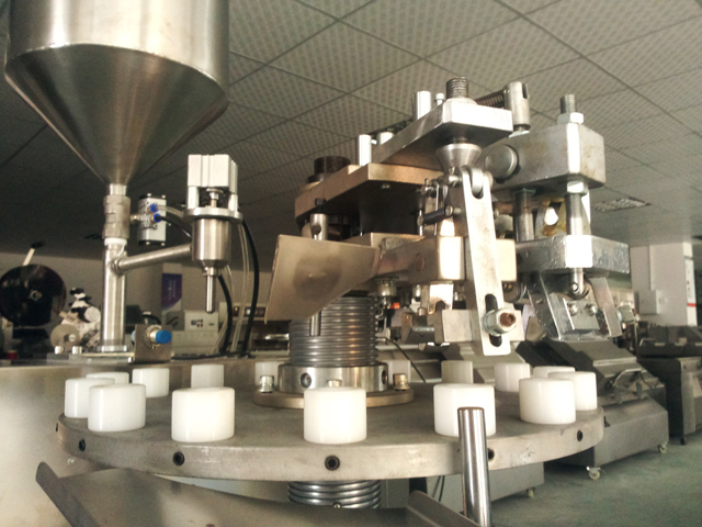 metal tubes filling folding machine mesin penyegel pengisi tabung tersedia.jpg