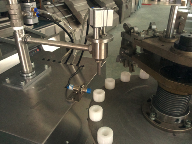 filling nozzles for aluminum tubes filling process penyegelan pengisian untuk tabung logam.jpg