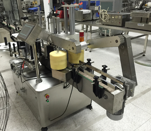 double side bottle labeling equipment peralatan_pelabelan_botol_bermuka_ganda.jpg