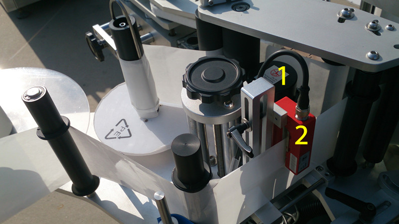 labeling machine for E liquid small bottles pelabelan untuk gambar tutup E liquid.jpg