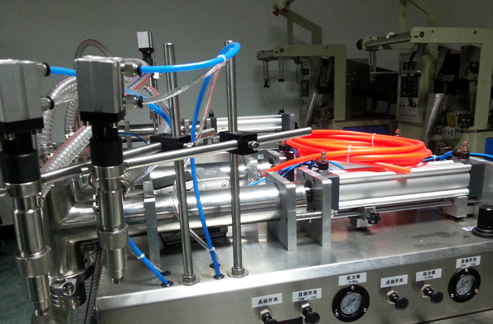 liquid filling machinery semi automatic pengisi cairan horizontal sepenuhnya pneumatik.jpg