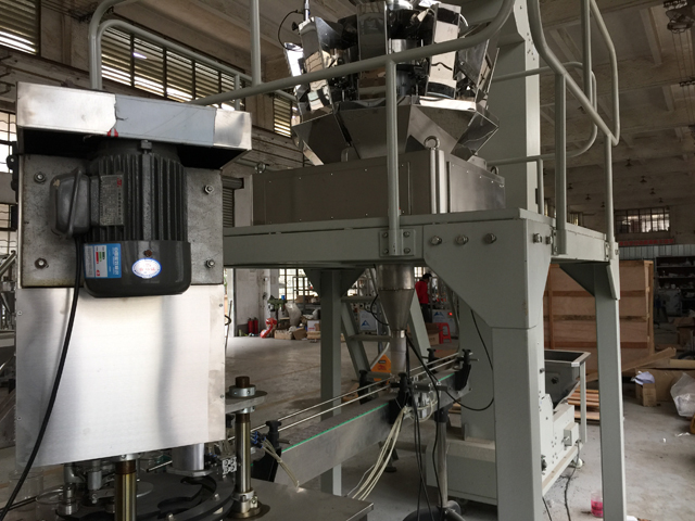 Mesin Penyegel Pengisian Kaleng foto jarak dekat.jpg