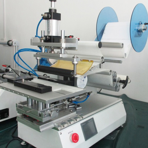 rolling labeling machine for plane surface objects mesin pelabelan gulung semi otomatis.