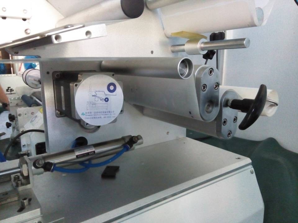 close shot for labeling machines mesin pelabelan gulung semi otomatis.