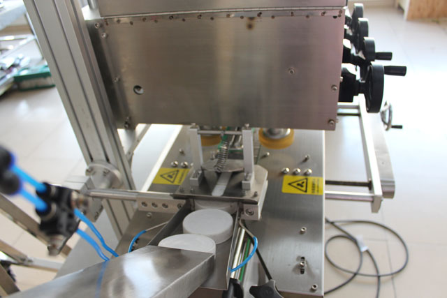 mesin penutup dengan pengangkat (1).JPG