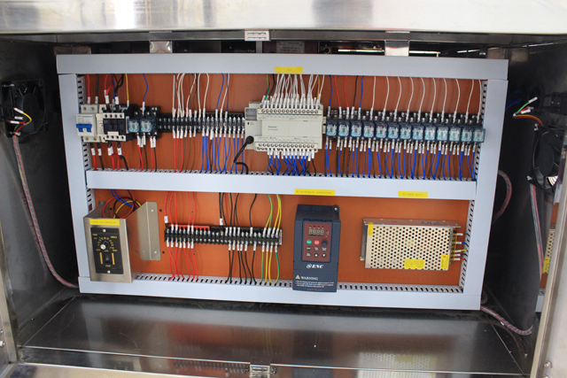 horizontal small bottles labeling machine picture gambar aktual mesin pelabelan horizontal.jpg