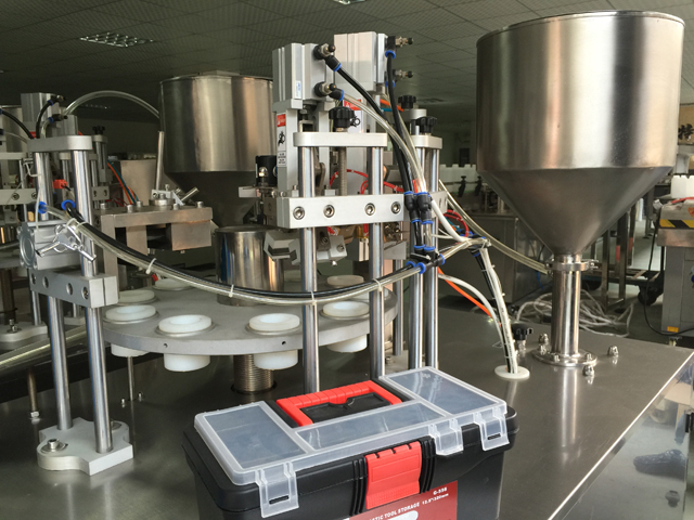 pengisi tabung sealer dalam satu baris.jpg