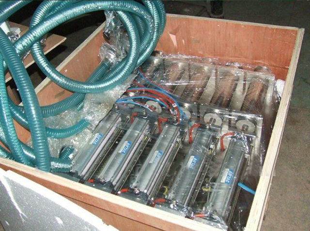 Mesin pengisian 4 kepala dalam kotak kayu.jpg