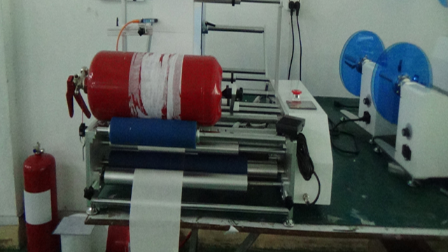 peralatan pelabel untuk produk pemadam kebakaran.