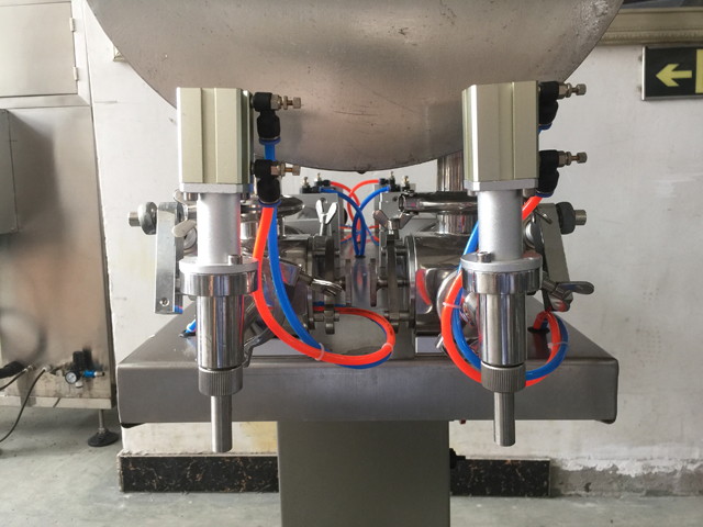 two filling nozzles pneumatic filler equipment nosel dua.jpg
