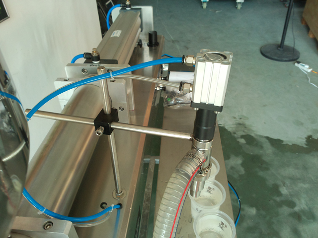 liquid filling machine for lotion shampoo cream Peralatan pengisi sampo.jpg