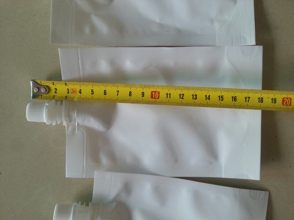 samples of spout bags sent from africa customers kantong cerat kepala tunggal yang diisi dengan hopper.jpg