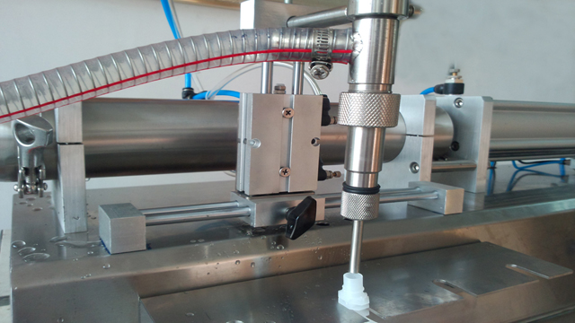 single head filling machine for spout bags with hopper pengisi cerat.jpg