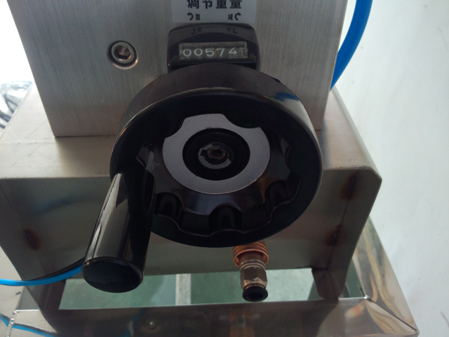 liquid filling machine semi automatic Peralatan pengisi sampo.jpg