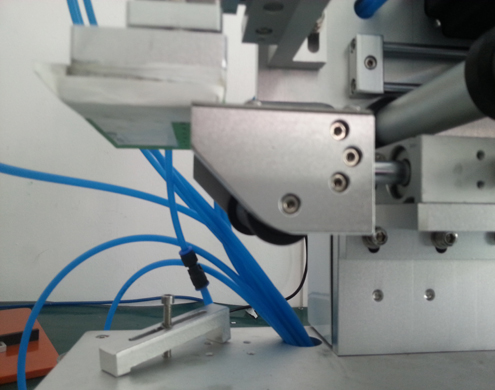 semi automatic flat bottles labeling equipment mesin pelabelan datar dengan PLC canggih (2).jpg