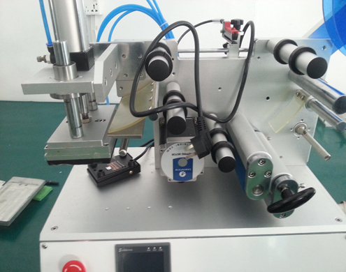 flat surface labeling equipment semi automatic peralatan pelabel permukaan datar (3).jpg
