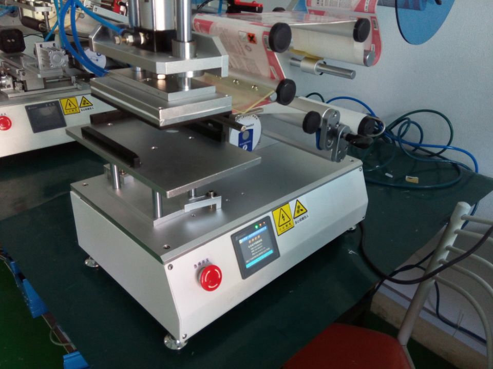 semi automatic labeling machinery Mesin pelabelan untuk tas .jpg