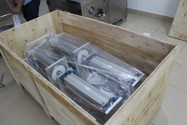 mesin di dalam kotak kayu.jpg